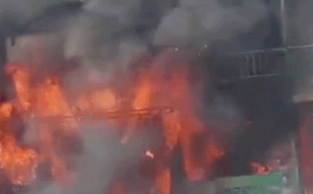 कोटा में बड़ा हादसा टला: एरोड्रम सर्किल के पास जूते के तीन मंजिला शोरूम में भीषण आग, छत के रास्ते परिवार और किराएदारों का किया गया रेस्क्यू