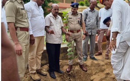 दईजर पुलिस लाइन का आईजी व एसपी ने किया निरीक्षण, सुनीं कार्मिकों की समस्याएं; किया पौधारोपण