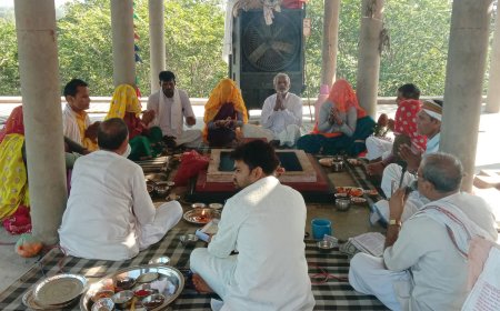 भागवत कथा में श्री कृष्ण की बाल लीलाओं का किया वर्णन, हवन कुंड में डाली आहुतियां