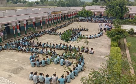 गुरु पूर्णिमा पर हाथों में पौधे लेकर छात्र-छात्राओं ने बनाई गुरु' नाम की मानव श्रृंखला