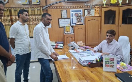बिशनपुरा में गेट हटाने की कार्रवाई का विरोध, कोर्ट के स्टे का हवाला देकर कलेक्टर को सौंपा ज्ञापन