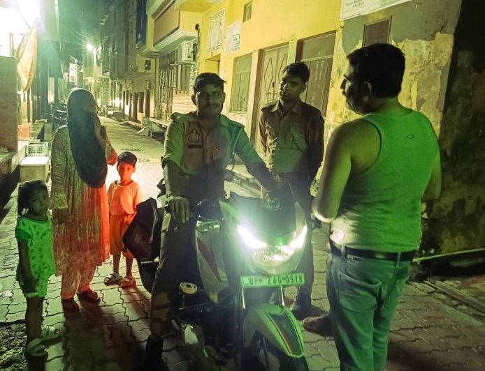 मानवता की मिसाल: दातागंज पुलिस ने आधी रात को सड़क पर भटक रही पीड़ित महिला व बच्चों को बचाया, सुरक्षित घर पहुँचाकर कराया समझौता