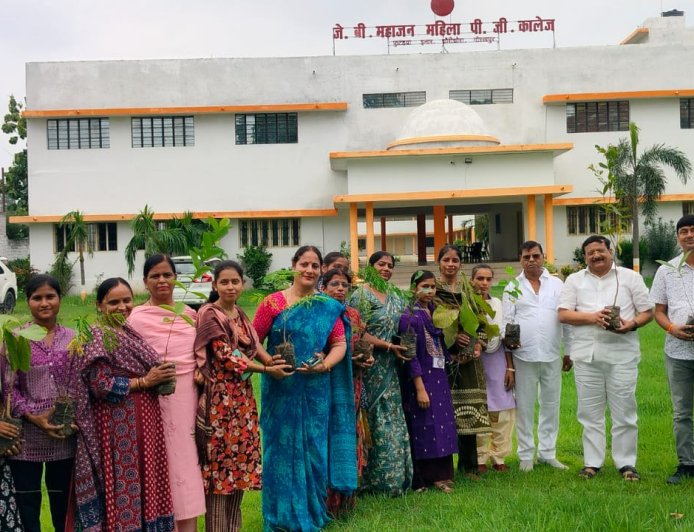 जिला प्रमुख संघ के पूर्व अध्यक्ष ने महाविद्यालय में किया पौधरोपण; सघन वृक्षारोपण अभियान के तहत हुआ पौधरोपण