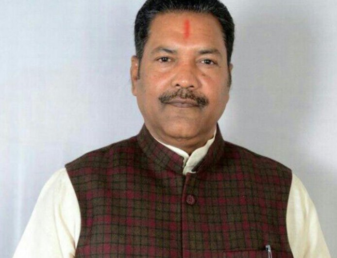 गाय को पहली रोटी देने की अनूठी परंपरा: सोशल मीडिया पर छाए दातागंज विधायक राजीव कुमार सिंह 'बब्बू भैया'