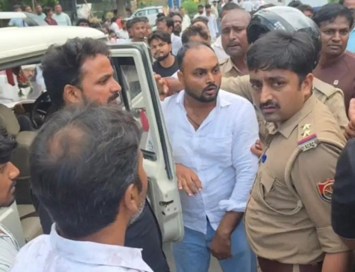 चौरीचौरा में हादसा व बवाल: स्कूल से लौट रही छात्रा को बोलेरो ने उछाला, भाग रहे चालक की पिटाई; 2 युवक पुलिस हिरासत में
