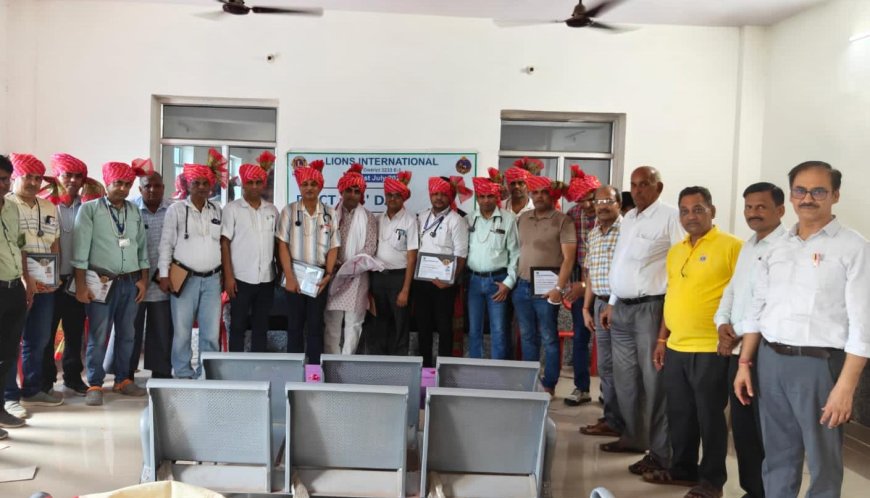 लायंस क्लब ने डॉक्टर्स डे पर चिकित्सकों को साफा व प्रशंसा पत्र सौंपकर किया सम्मानित