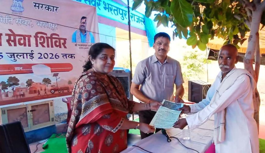 संभागीय आयुक्त नलिनी कठौतिया ने किया ग्रामीण सेवा शिविर का निरीक्षण