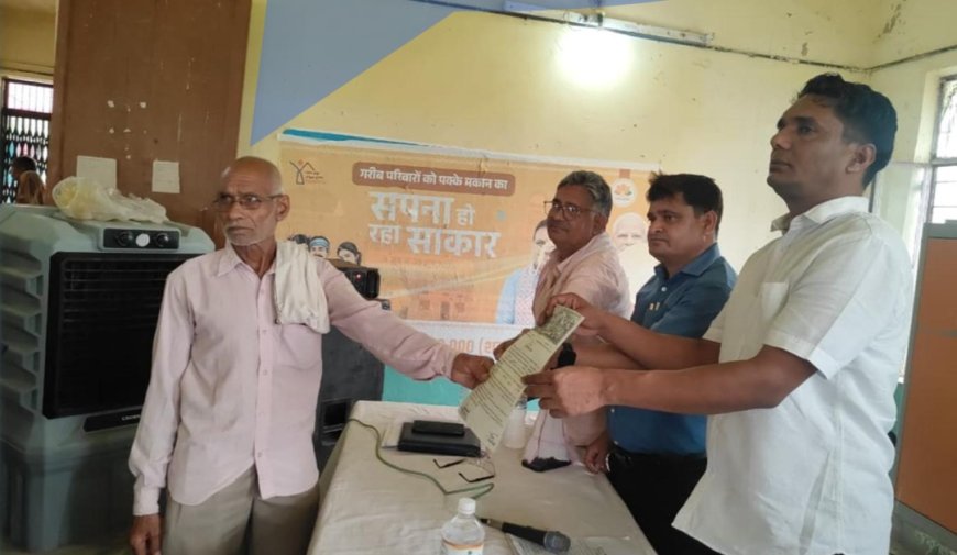 नगला बीजा में आयोजित ग्रामीण सेवा शिविर, स्वामित्व योजना के तहत खेमसिंह को मिला आवासीय पट्टा