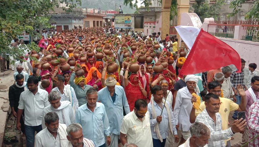 कलश यात्रा में उमड़ी श्रद्धा की भीड़, नारायणपुर में विष्णु महायज्ञ एवं भागवत कथा के आयोजन को लेकर निकाली कलश यात्रा