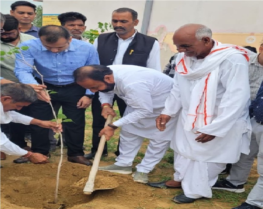 रामगढ़ विधायक ने ग्रामीण सेवा शिविर में 'एक पेड़ मां के नाम' लगाकर दिया संदेश,  'हमारा गांव हमारी योजना हमारा विकास' अभियान का हुआ शुभारंभ