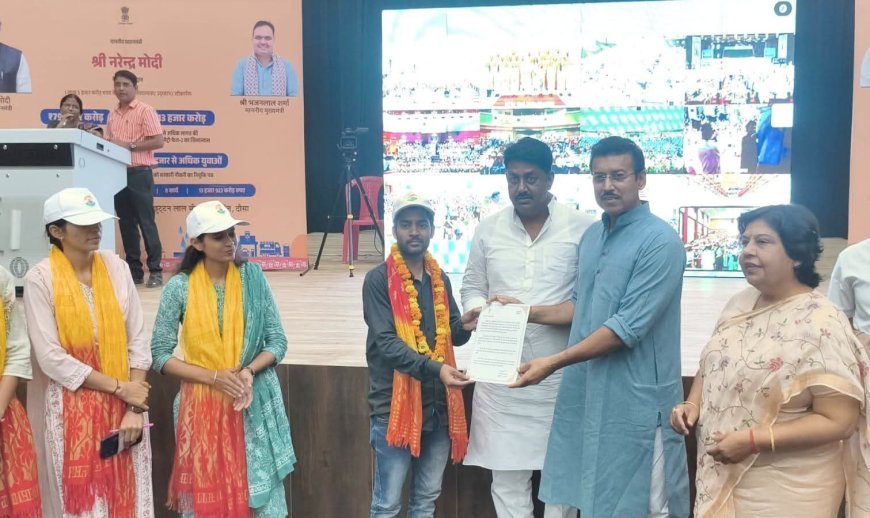 दौसा जिला स्तरीय रोजगार उत्सव में जिला प्रभारी मंत्री हर्षवर्धन सिंह सहित अतिथियों  ने नवचयनित कार्मिकों को सौंपे नियुक्ति पत्र