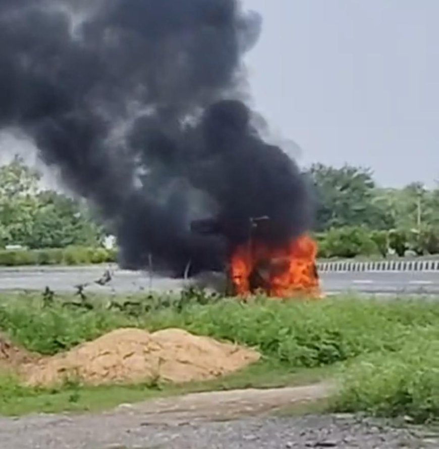 NH-758 पर चलती कार में लगी आग, जलकर हुई खाक; चालक ने कूदकर बचाई जान