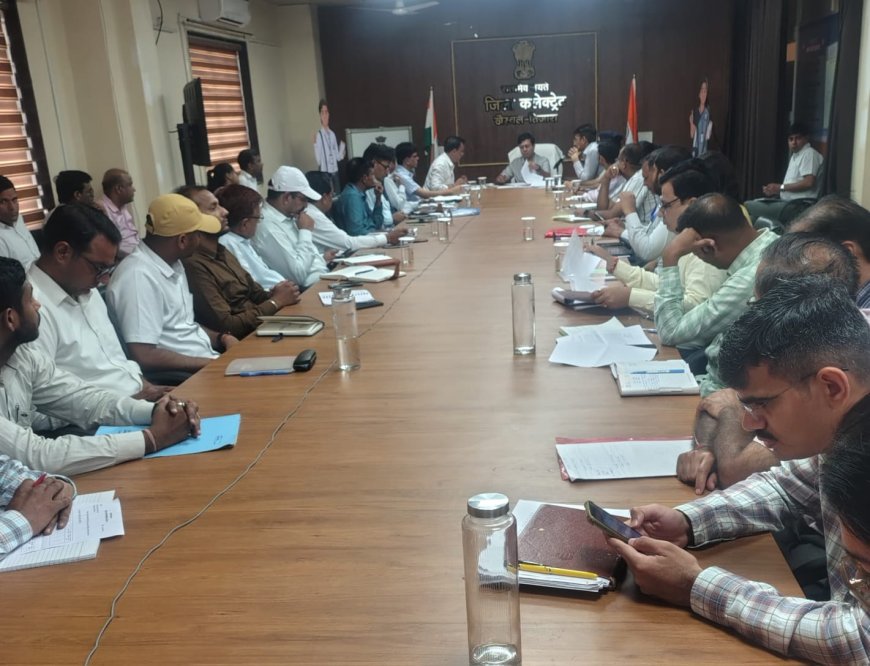 साप्ताहिक समीक्षा बैठक में लंबित प्रकरणों के त्वरित निस्तारण एवं जनकल्याणकारी योजनाओं की प्रगति पर जोर