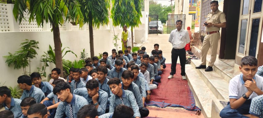 नशे को ना, सपनों को हां कहें': राजगढ़ के स्कूलों में न्यायिक अधिकारियों ने जगाई जागरूकता