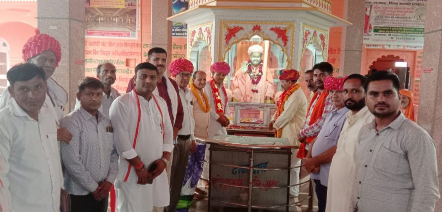 नारायणपुर में विष्णु महायज्ञ की पूर्णाहुति पर आयोजित भंडारे में प्रसादी ग्रहण करने के लिए उमड़ी हजारों श्रद्धालुओं की भीड़