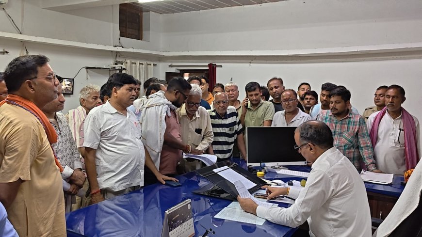 अतिक्रमण के नोटिस से मेंन बाजार दुकानदार नाराज , किए प्रतिष्ठान बंद, सौपा ज्ञापन