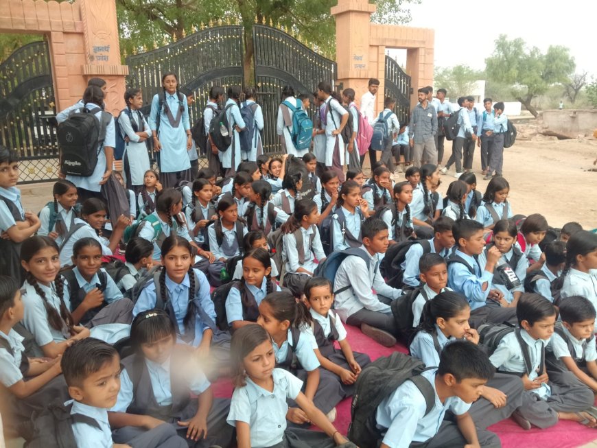 शिक्षकों की कमी से नाराज ग्रामीणों व छात्रों का फूटा गुस्सा,  जड़ा ताला; दिया धरना