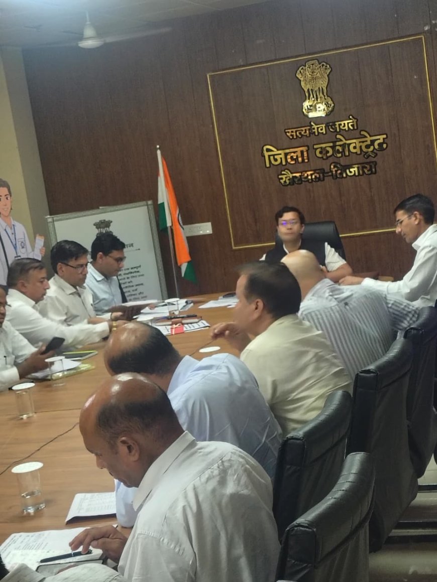 साप्ताहिक समीक्षा बैठक में लंबित प्रकरणों के त्वरित निस्तारण एवं जनकल्याणकारी योजनाओं की प्रगति पर जोर