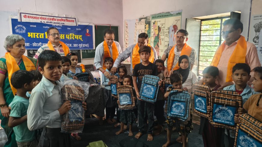 खेरली में विद्यालयी बच्चों को मिले नए स्कूल बैग, भारत विकास परिषद ने किया वितरण