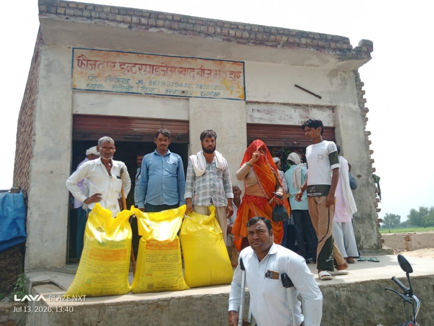 यूरिया खाद को भूतौली में उमडे किसान; कृषि विभाग की कालाबाजारी की रोकथाम पर नजर, टीम के समक्ष बेचा गया खाद