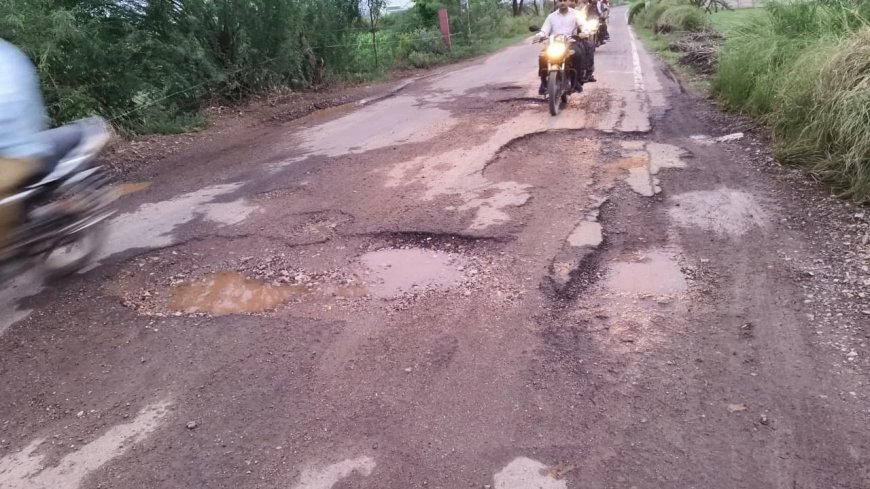 रीको औद्योगिक क्षेत्र से हथेनी मार्ग बदहाल: 50-60 गांवों के हजारों ग्रामीणों की जान जोखिम में... गहरे और जानलेवा गड्ढों के कारण रोज हो रहे हादसे