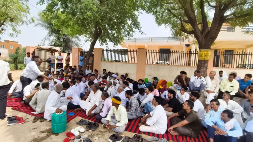 नारायणपुर में बिजली विभाग के नोटिसों के विरोध में किसानों का प्रदर्शन, एईएन कार्यालय के बाहर दिया धरना
