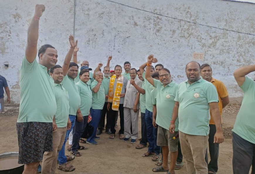 आषाढ़ अमावस्या पर श्री श्याम सखा सेवा समिति ने गौ माताओं को पिलाई ठंडाई व मिल्क रोज, चारे के लिए दिए ₹11,000