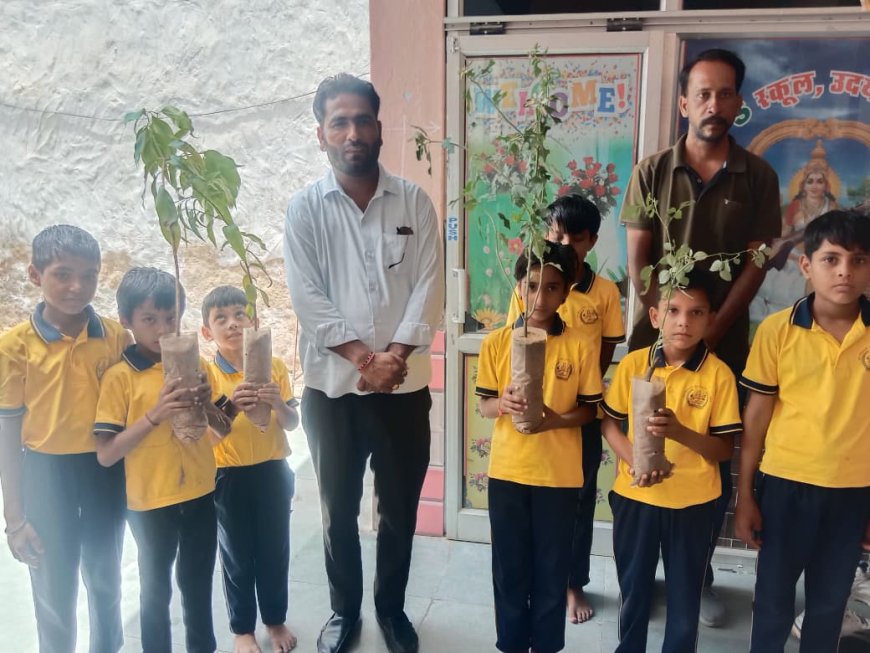 सीपीएस स्कूल में बांटे पौधे, पर्यावरण संरक्षण का दिया संदेश; अधिक से अधिक पेड़ लगाने का आह्वान