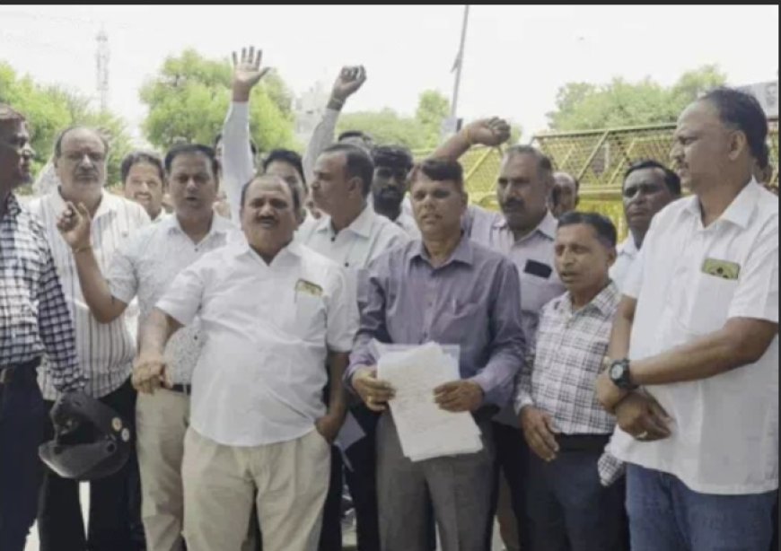 आरटीई भुगतान में देरी पर भड़के निजी स्कूल संचालक, अजमेर में 150 स्कूल बंद, कलेक्ट्रेट पर प्रदर्शन; मुख्यमंत्री के नाम सौंपा ज्ञापन