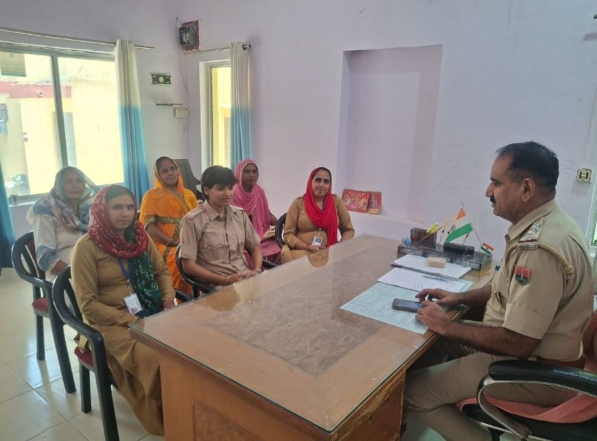 खैरथल: थाना अधिकारी ने सुरक्षा सखियों की बैठक लेकर साइबर अपराधों के प्रति किया जागरूक
