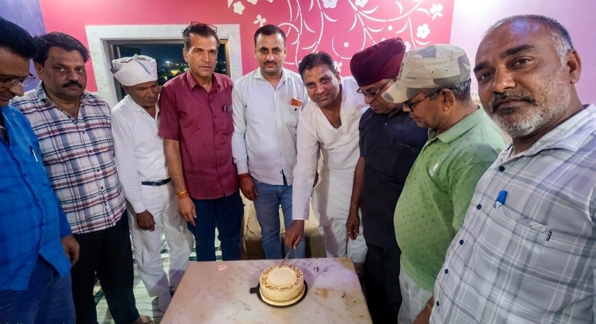 मकराना: भाजपा शहर मंडल अध्यक्ष जेके इंदौरा का एक वर्ष का कार्यकाल पूर्ण, कार्यकर्ताओं ने केक काटकर दी बधाई
