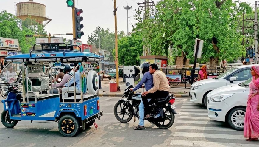 जेब्रा लाइनें राहगीरों के लिए बनीं, इन पर वाहन खड़े हो रहे, समाधान: पुलिस चालान करे, निकाय रेलिंग हटाएं