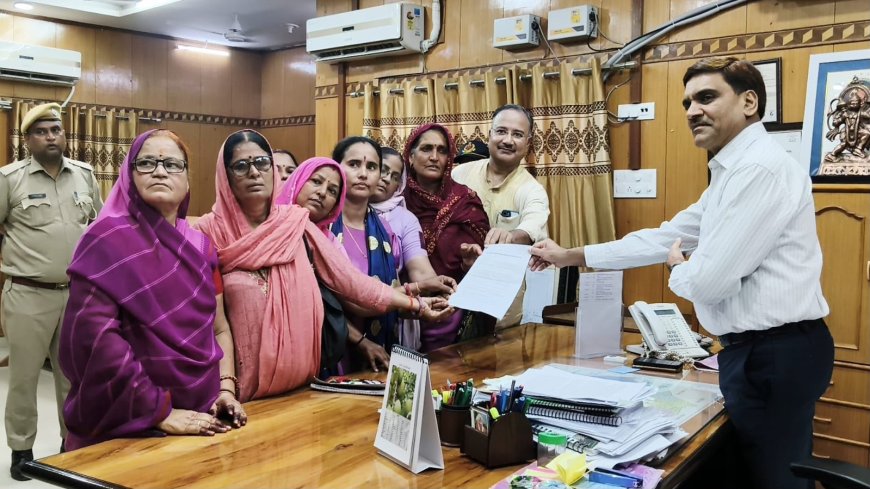 झुंझुनूं में आंगनबाड़ी कार्यकर्ताओं का विशाल प्रदर्शन, मुख्यमंत्री के नाम 11 सूत्रीय मांगों का ज्ञापन सौंपा