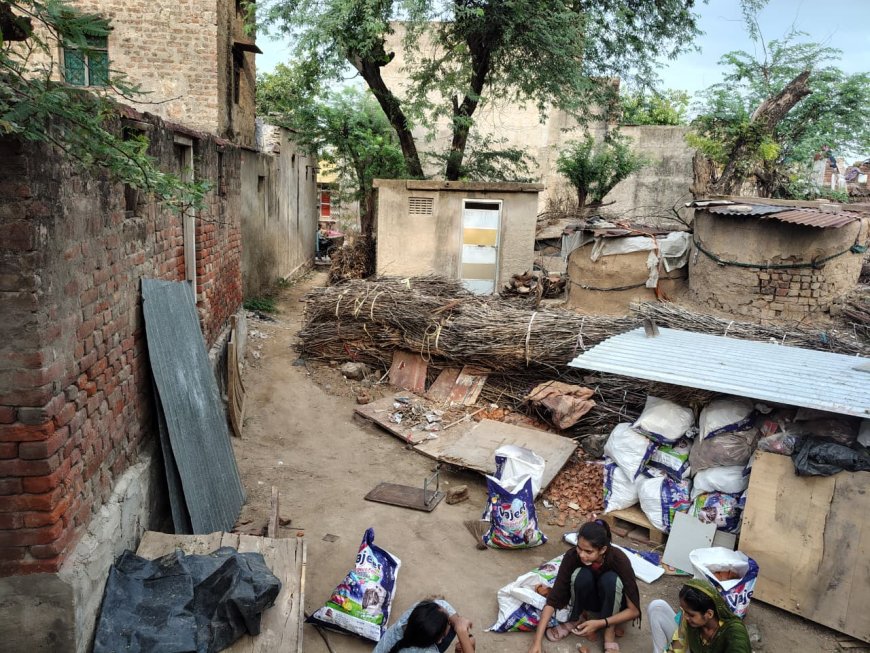 लक्ष्मणगढ़ मे आम रास्ते से अतिक्रमण हटाने और सड़क-नाली निर्माण की मांग, ईओ को सौंपा ज्ञापन
