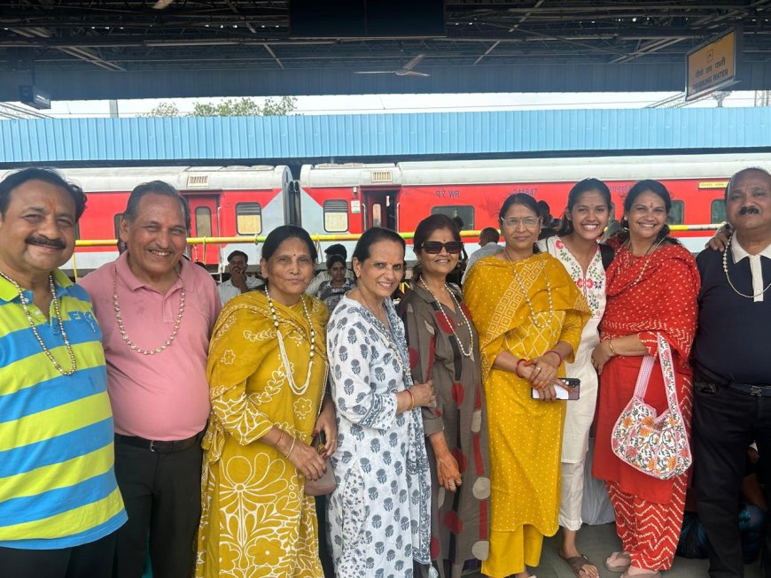 अष्टान्हिका महापर्व पर सिद्धों की आराधना के लिए जयपुर से सम्मेद शिखर जी रवाना हुआ यात्री दल