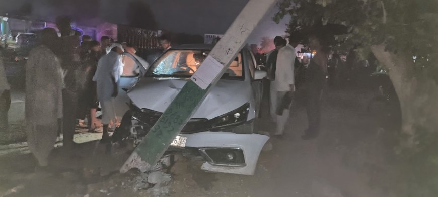 अलवर भरतपुर रोड पर तेज रफ्तार कार ने स्कूटी को मारी टक्कर, युवक की मौतः परिजनों ने शव रखकर किया प्रदर्शन, तीन थानों की पुलिस मौके पर पहुंची