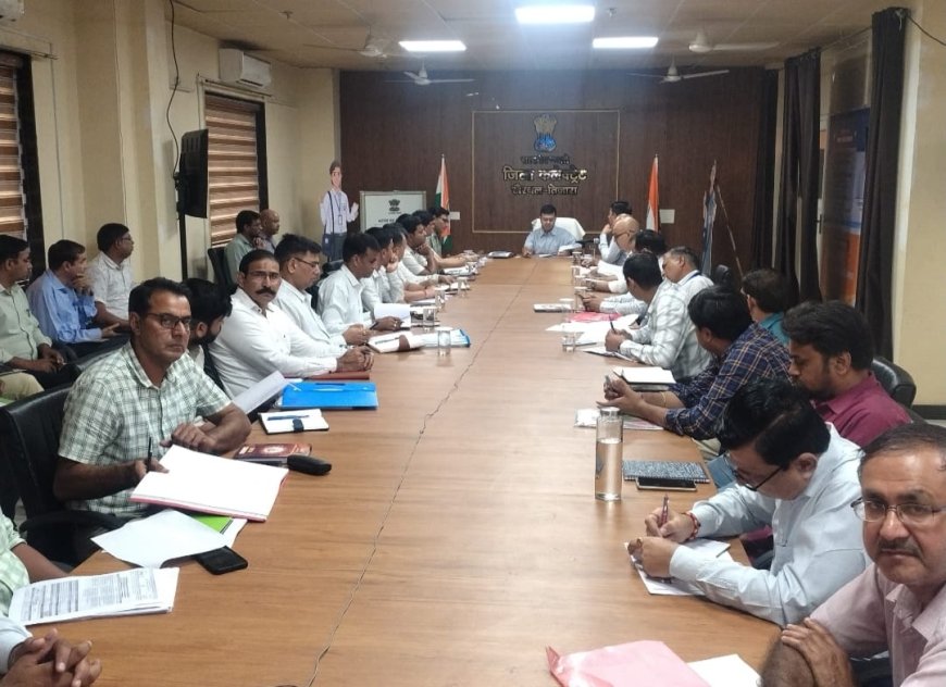 साप्ताहिक समीक्षा बैठक में लंबित प्रकरणों के त्वरित निस्तारण एवं जनकल्याणकारी योजनाओं की प्रगति पर जोर