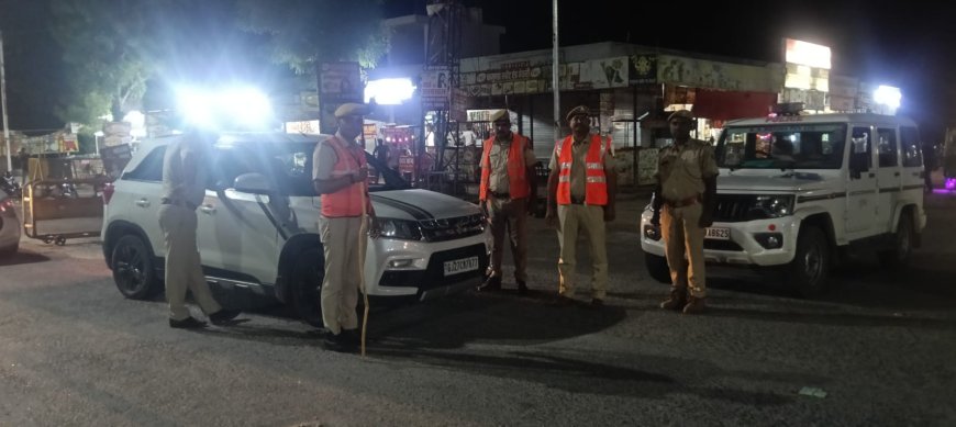 तखतगढ़ पुलिस ने मैन चौराहे पर की विशेष नाकाबंदी, यातायात नियमों का उल्लंघन करने वालों के काटे चालान