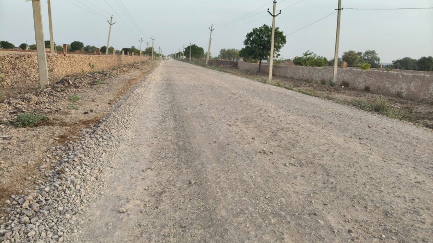 सोयला-ओसियां मार्ग पर अधूरी डामर सड़क बनी ग्रामीणों के लिए मुसीबत
