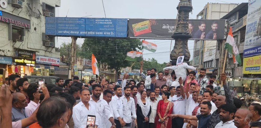भीलवाड़ा में गरजी कांग्रेस: धर्मेंद्र प्रधान के इस्तीफ़े और छात्रों पर लाठीचार्ज के विरोध में फूंका पुतला, जमकर की नारेबाजी