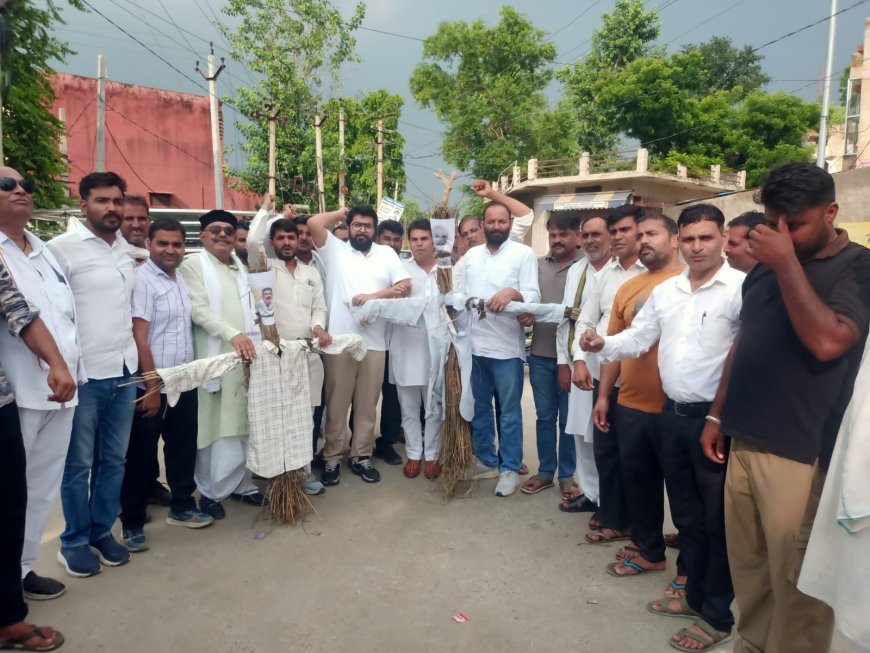 आर्यन जुबेर खान और प्रधान नसरू खान की अगुवाई में कांग्रेस कार्यकर्ताओं का एसडीएम दफ्तर पर प्रदर्शन, महंगाई, बेरोजगारी और नीट धांधली को लेकर केंद्र सरकार पर साधा निशाना
