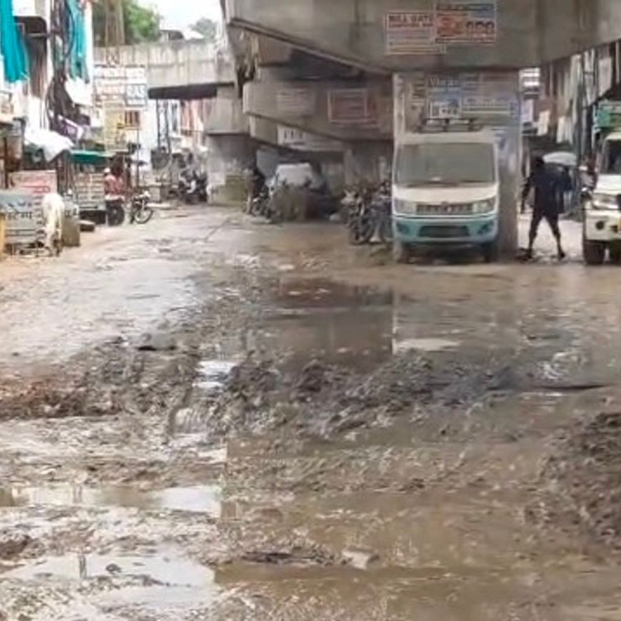 10 मिनट बारिश में जलभराव:बारां आरओबी के नीचे सड़क धंसी, कीचड़ से लोग परेशान, परिषद पर लगाया सुनवाई नहीं करने का आरोप
