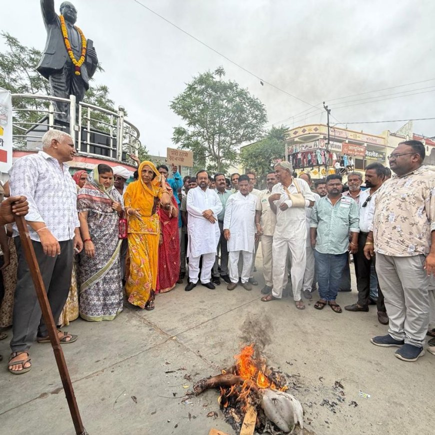 पेपर लीक और लाठीचार्ज पर फूटा गुस्सा: जावाल में सड़कों पर उतरे युवा-कांग्रेसी, जलाया पीएम मोदी का पुतला