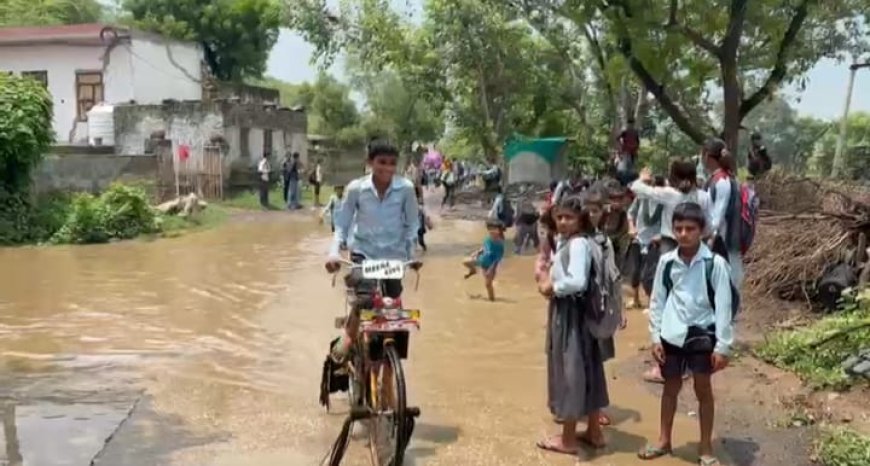 बैरेर में जलभराव बना आफत: स्कूल जाने वाले नौनिहाल और ग्रामीण परेशान, PWD से स्थायी समाधान की मांग