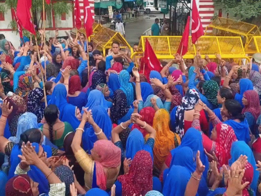 भीगते मौसम में भी डटी रहीं आशा सहयोगिनियां: कलेक्ट्रेट के बाहर जोरदार प्रदर्शन, राज्य कर्मचारी का दर्जा और 26 हजार वेतन की उठी मांग