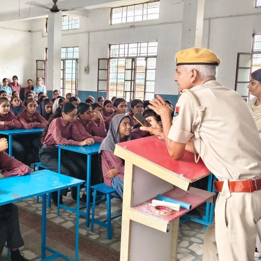 खैरथल के सेठ गोपाल दास स्कूल में साइबर और बाल सुरक्षा जागरूकता कार्यक्रम: महिला पुलिस कॉन्स्टेबलों ने बच्चों को सिखाई 'गुड टच-बैड टच' की पहचान, दिए हेल्पलाइन नंबर