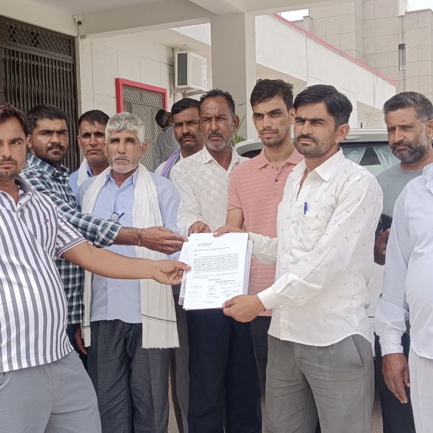 फसल बीमा क्लेम के लिए डीडवाना में किसानों का फूटा गुस्सा:सिम्भूपुरा गांव के ग्रामीणों ने लंबित बीमा क्लेम की मांग को लेकर कलेक्ट्रेट पर किया प्रदर्शन