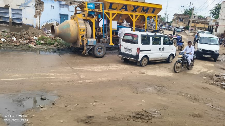 लक्ष्मणगढ़:चालक की लापरवाही पड़ी भारी: नाली में फंसी सीमेंट मिक्सर मशीन, घंटों चरमराई यातायात व्यवस्था, जेसीबी से निकाला बाहर
