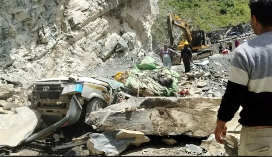 हिमाचल में दर्दनाक हादसा: चलती टाटा सूमो पर गिरी पहाड़ी, 6 माह के मासूम समेत 13 लोगों की मौत