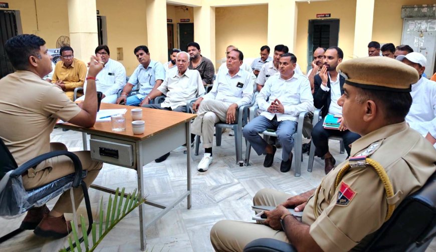 आगामी त्योहारों, सड़क सुरक्षा और साइबर-सुरक्षा को लेकर अतिरिक्त पुलिस अधीक्षक ने दिए निर्देश; यातायात नियमों के पालन का लिया संकल्प